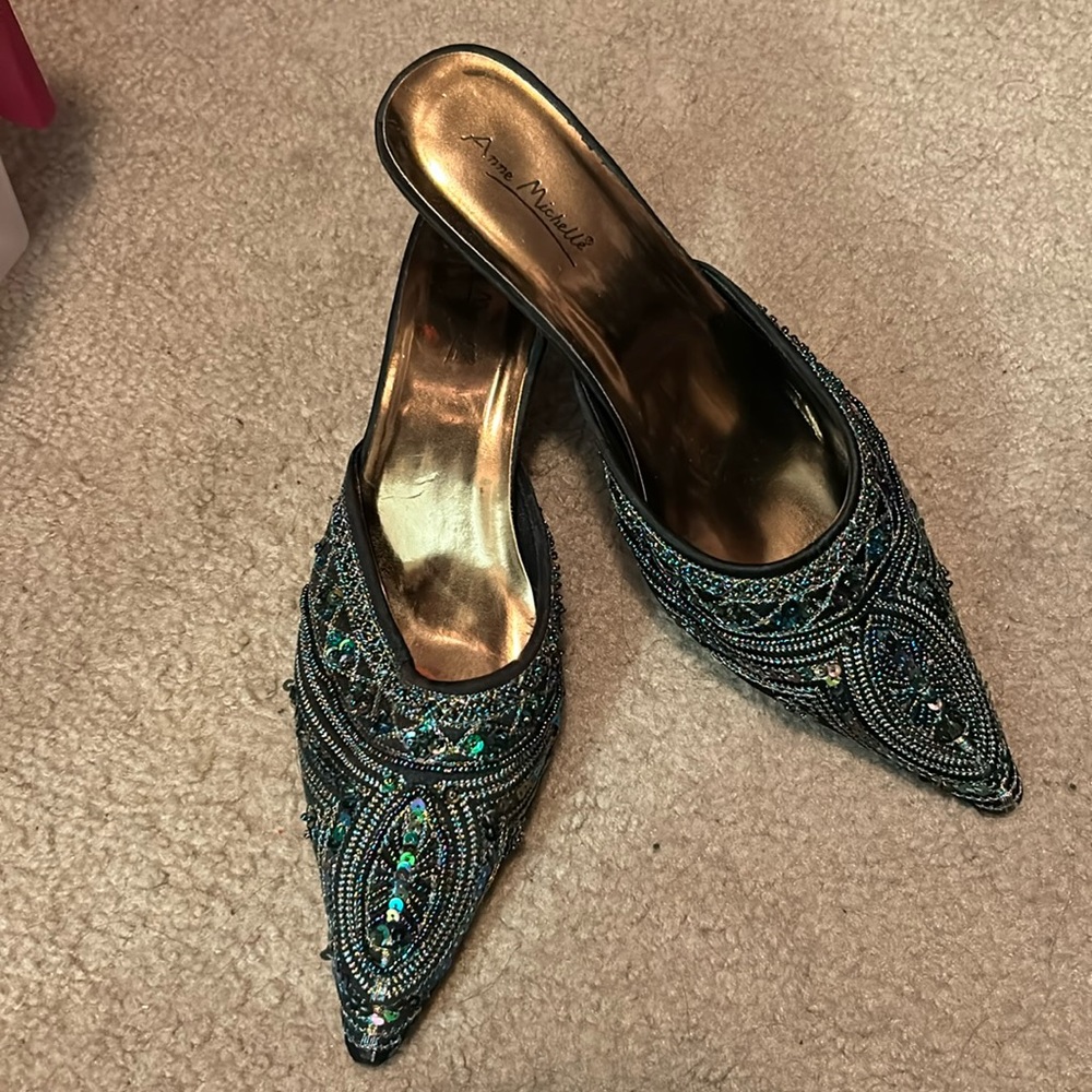 Super cute heels.beating detail